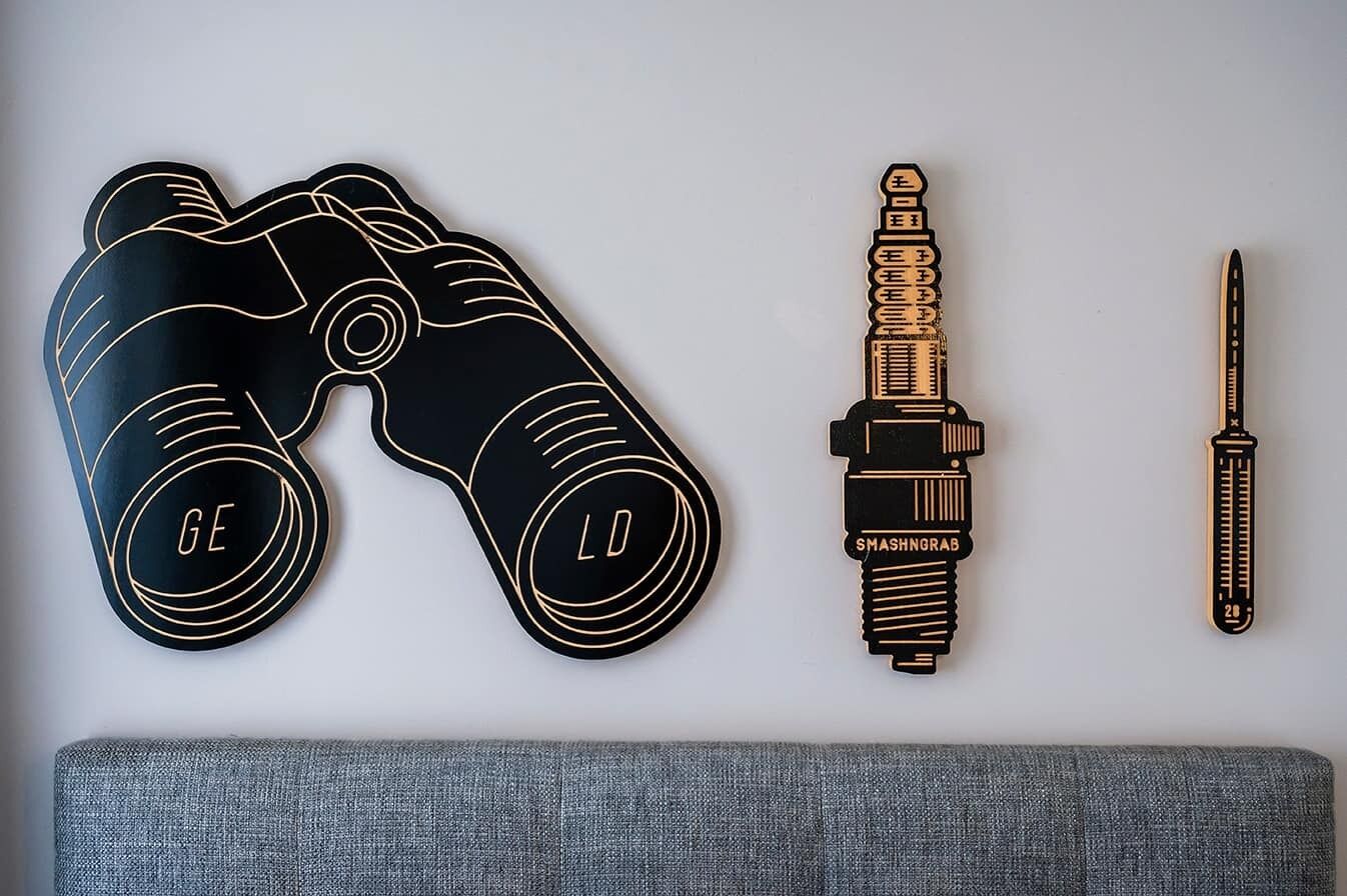 Un adorno de pared que incluye una lupa, un encendedor y un encendedor con llama.