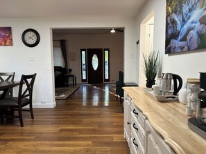 Interior - Charming 3-bedroom house with WiFi, AC in fabulous Prescott (Prescott)