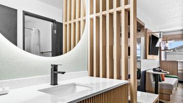 Combined shower/bathtub, hair dryer, towels, soap