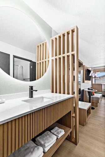 Superior & Sage Hotel