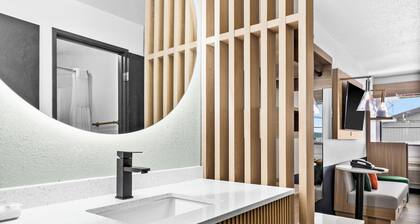 Superior & Sage Hotel