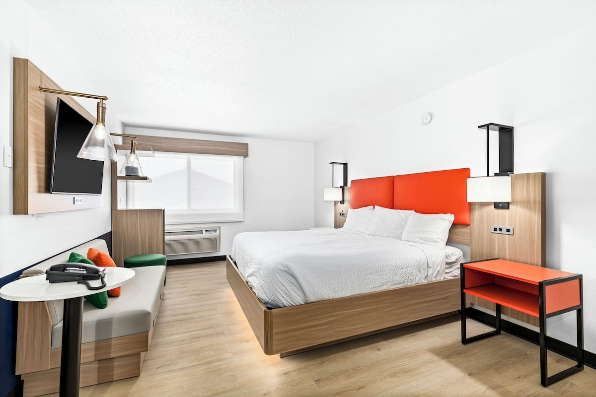 Quarto, 1 cama King, para não fumantes | Cortinas blackout, ferros/tábuas de passar roupa, Wi-Fi de cortesia