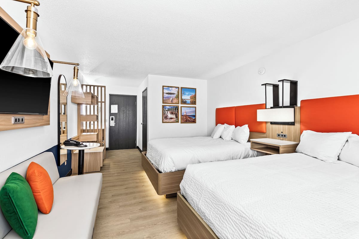 Quarto casal, 2 camas Queen, para não fumantes | Cortinas blackout, ferros/tábuas de passar roupa, Wi-Fi de cortesia