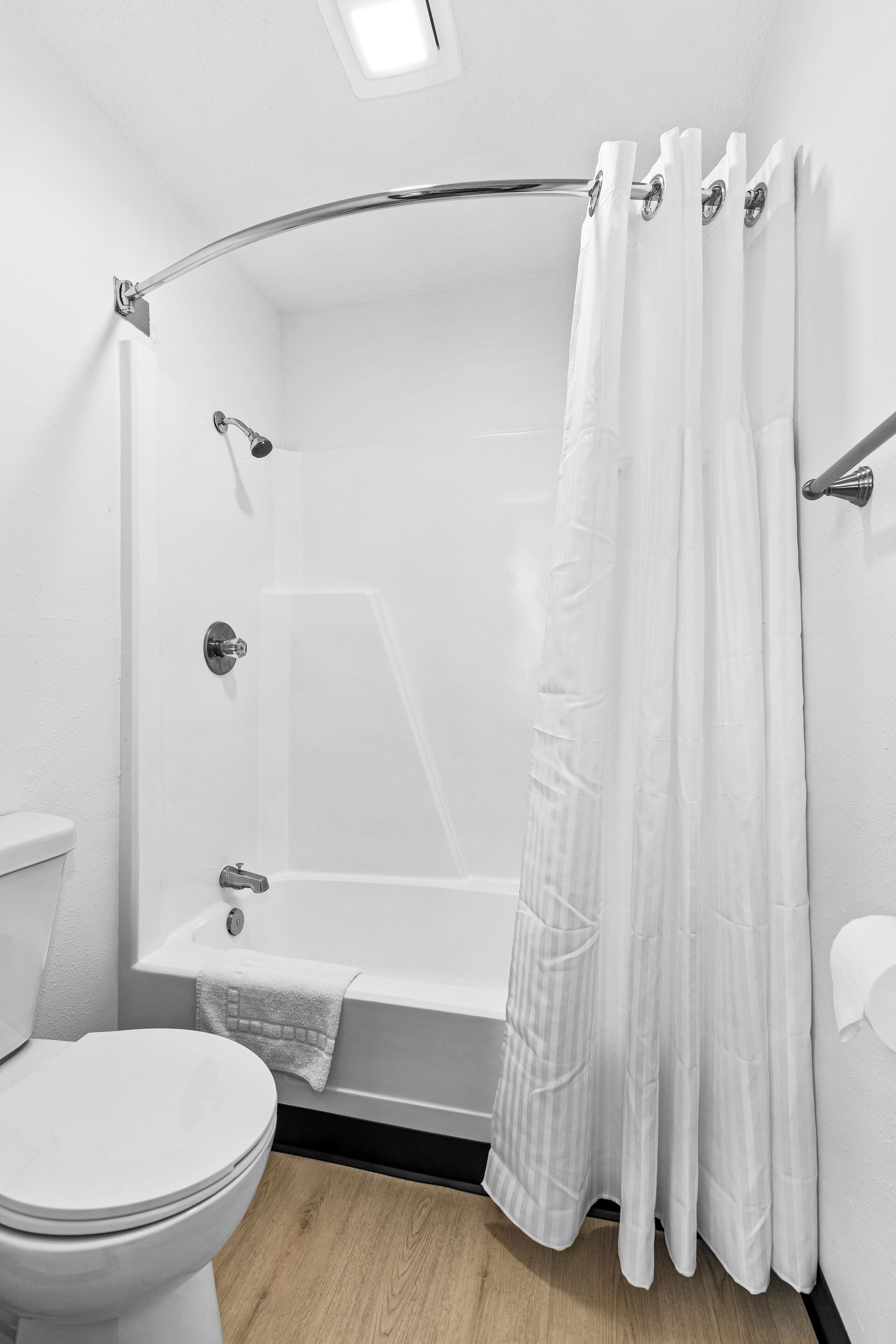 Duschwanne, Haartrockner, Handtücher, Seife