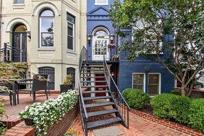 Terrace/patio - DuPont 2BR 2BA 1200SF, New reno & furnishings, Metro 2 blks, pkg - 201 (Washington)