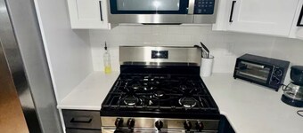 Exceptional 3 Bedroom retreat with Parking close to EWR, NYC that sleeps up to 8