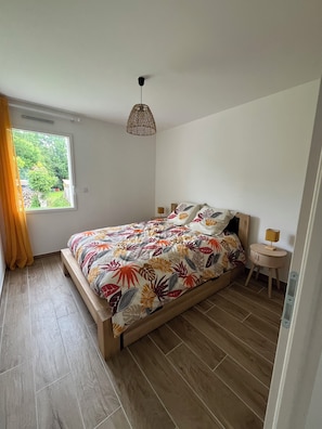 3 bedrooms, iron/ironing board, bed sheets