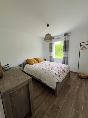 3 quartos, ferros/tábuas de passar roupa, roupa de cama