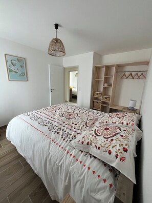 3 bedrooms, iron/ironing board, bed sheets