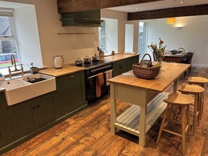 Cottage | Private kitchen | Dishwasher, cookware/dishes/utensils