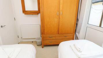 2 dormitoris, decoració individual i mobiliari individual