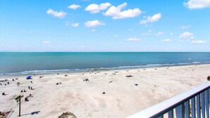 Ein Strand mit blauem Himmel und ruhiger See.
