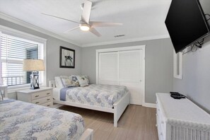 2 Schlafzimmer, Schreibtisch, Bügeleisen/Bügelbrett, Reisekinderbett