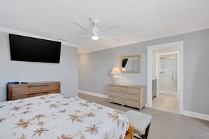 2 habitaciones, escritorio y tabla de planchar con plancha 