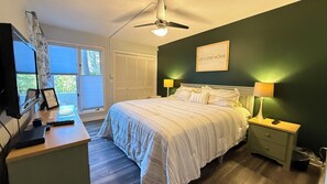 Skrivebord, strykejern/-brett, wi-fi (inkludert) og sengetøy