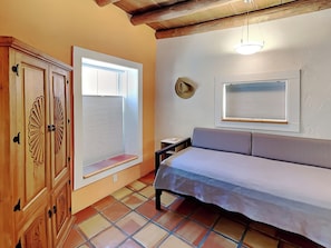 2 bedrooms, iron/ironing board, Internet, bed sheets