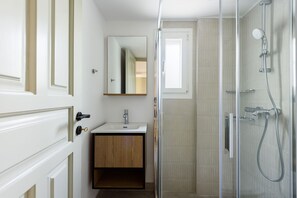 Luxury Apartment, City View | Bathroom - Phaedrus Living: Paros Cycladic Residences 1 (Paros)