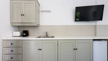 Luxury Apartment, City View | Private kitchen