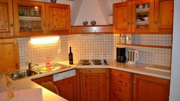 Kühlschrank, Mikrowelle, Herdplatte, Geschirrspüler