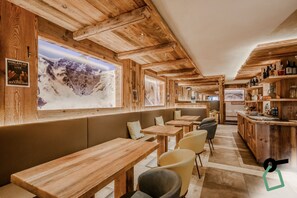 Dagelijks ontbijtbuffet (EUR 15 per persoon)