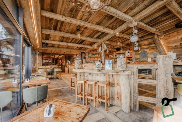Bar (on property) - Hotiday Sauze Centro (Sauze d'Oulx)