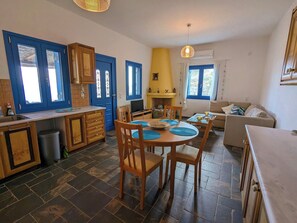 TV - Tranquil Seaside Escape by the beach, Sea View (Kithnos)