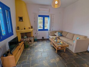 TV - Tranquil Seaside Escape by the beach, Sea View (Kithnos)