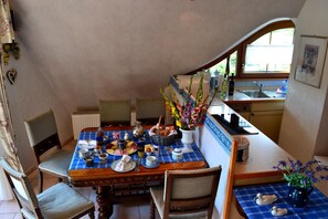 Dining - Apartment 'Schwalbennest' with Mountain View, Private Balcony and Wi-Fi (Sasbachwalden)