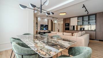 Deluxe Villa, Garden View | In-room dining