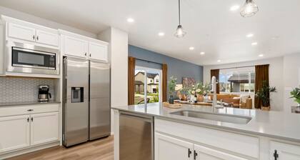 Mosaic Modern | Dog Friendly, Pool + King Suite