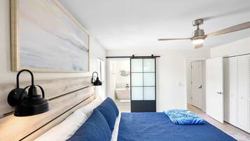 3 室のベッドルーム、デスク、アイロン / アイロン台、旅行用ベビーベッド