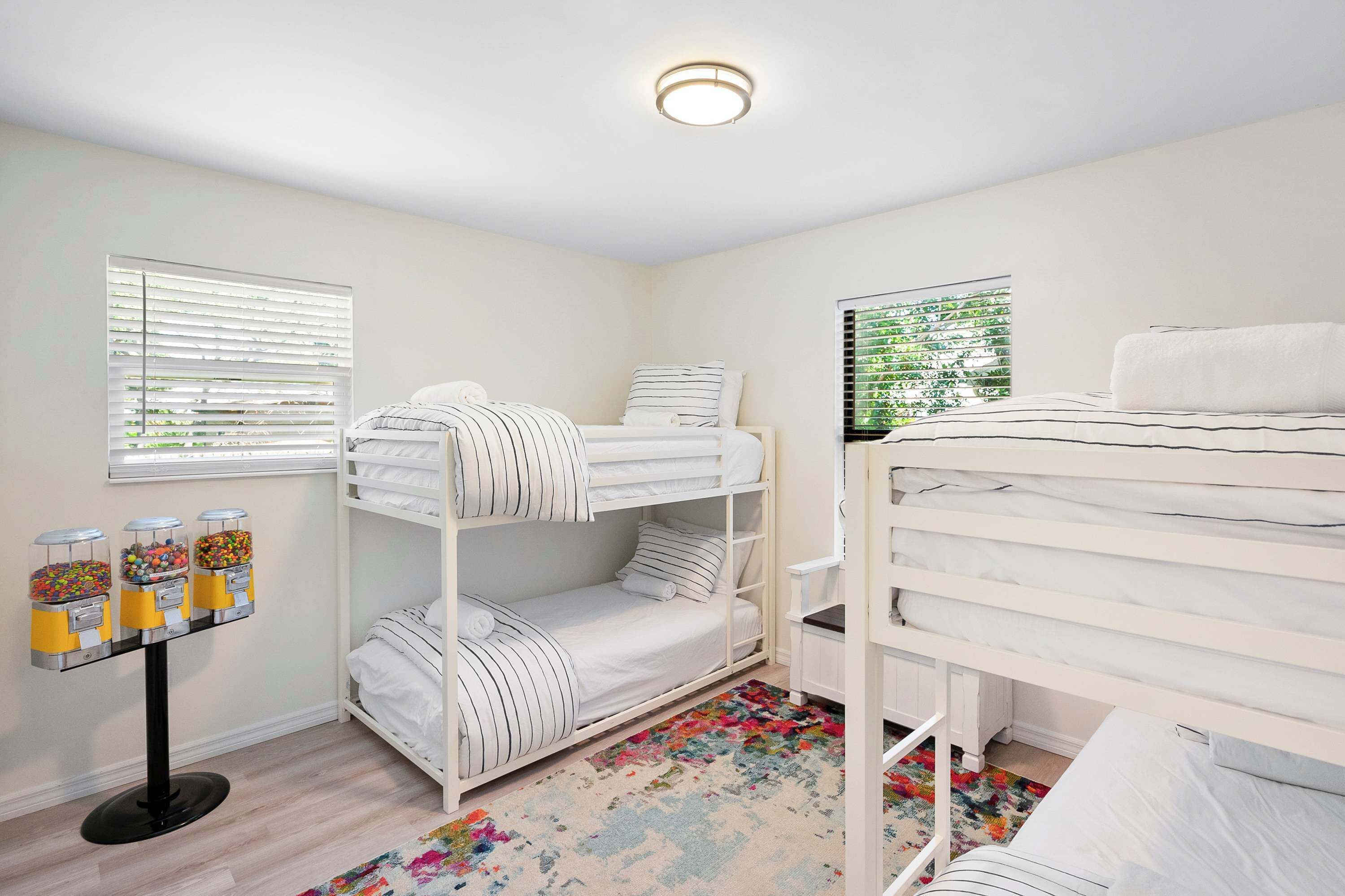 3 slaapkamers, een bureau, een strijkplank/strijkijzer, reisbedje