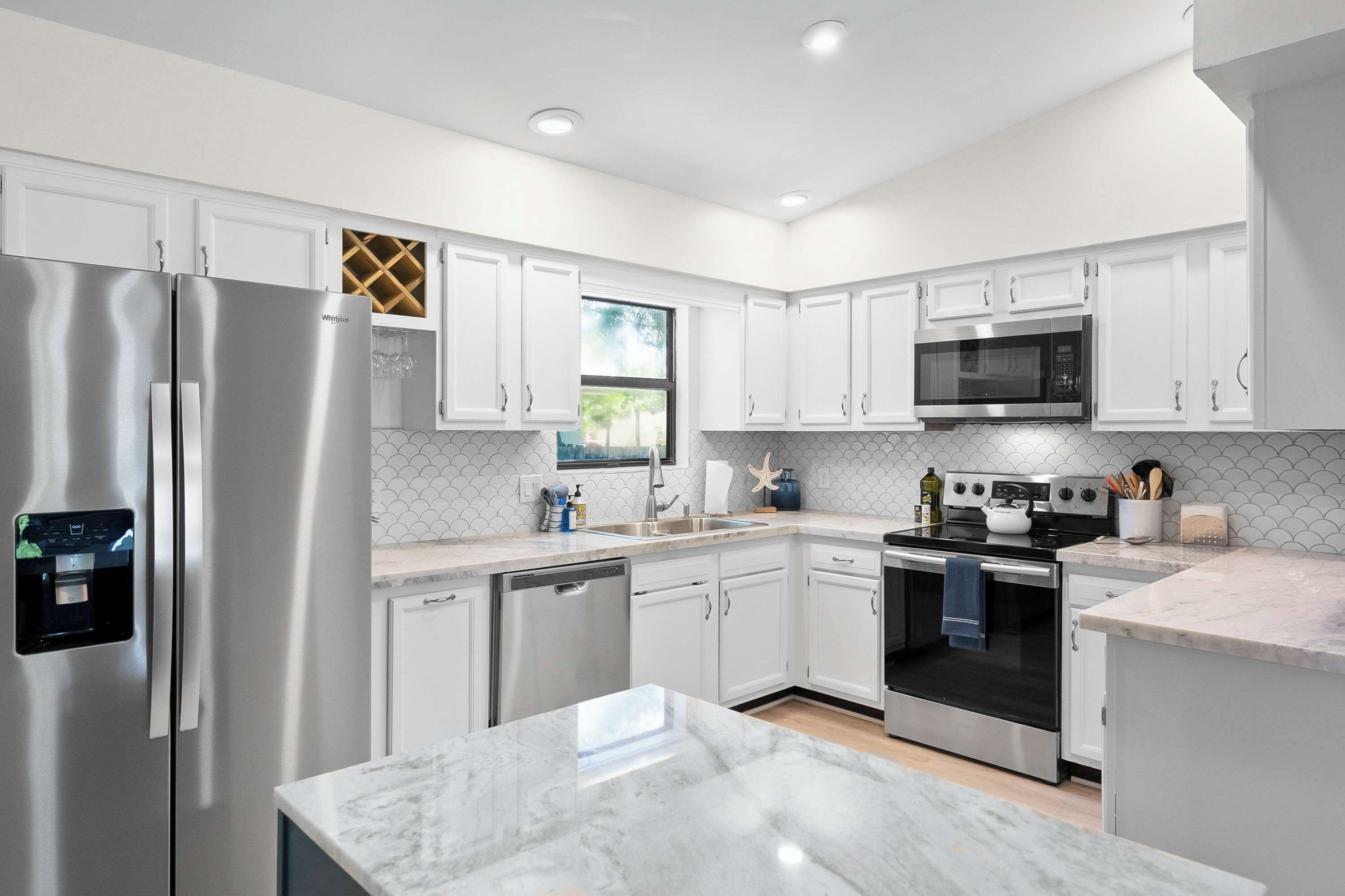 Jääkaappi, mikroaaltouuni, uuni, liesi