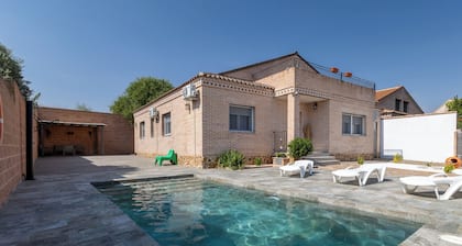 Holiday Home 'El Balcón A Toledo' with Private Pool, Wi-Fi and Air Conditioning