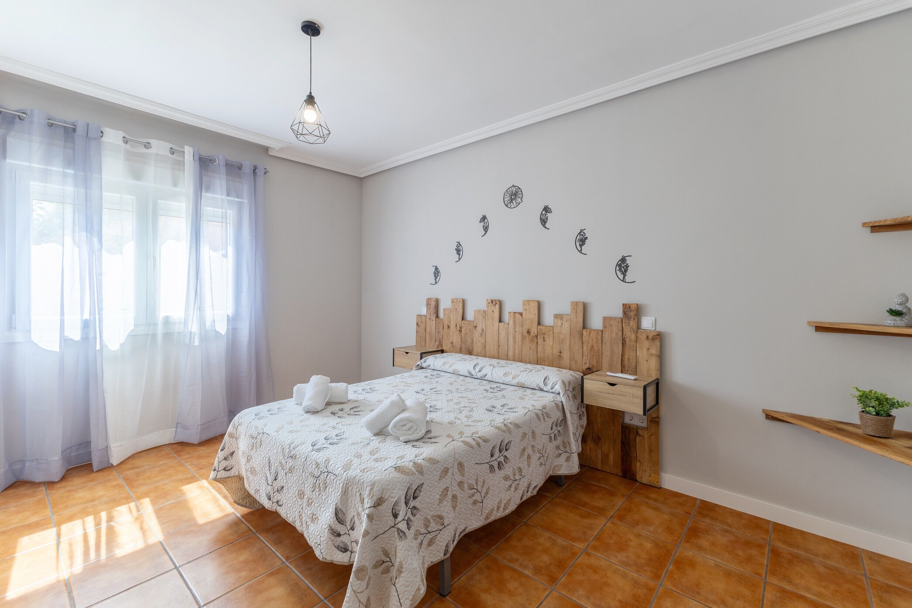 4 habitaciones, tabla de planchar con plancha, wifi y ropa de cama 