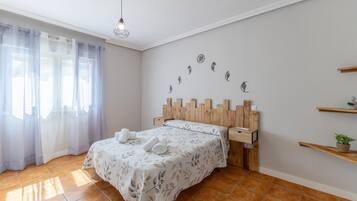 4 habitaciones, tabla de planchar con plancha, wifi y ropa de cama