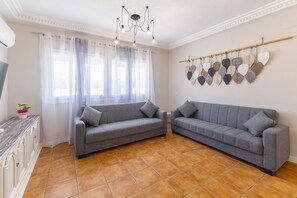 TV - Spacious Villa near Toledo with Private Pool, Panoramic Views and Wi-Fi (Cobisa)