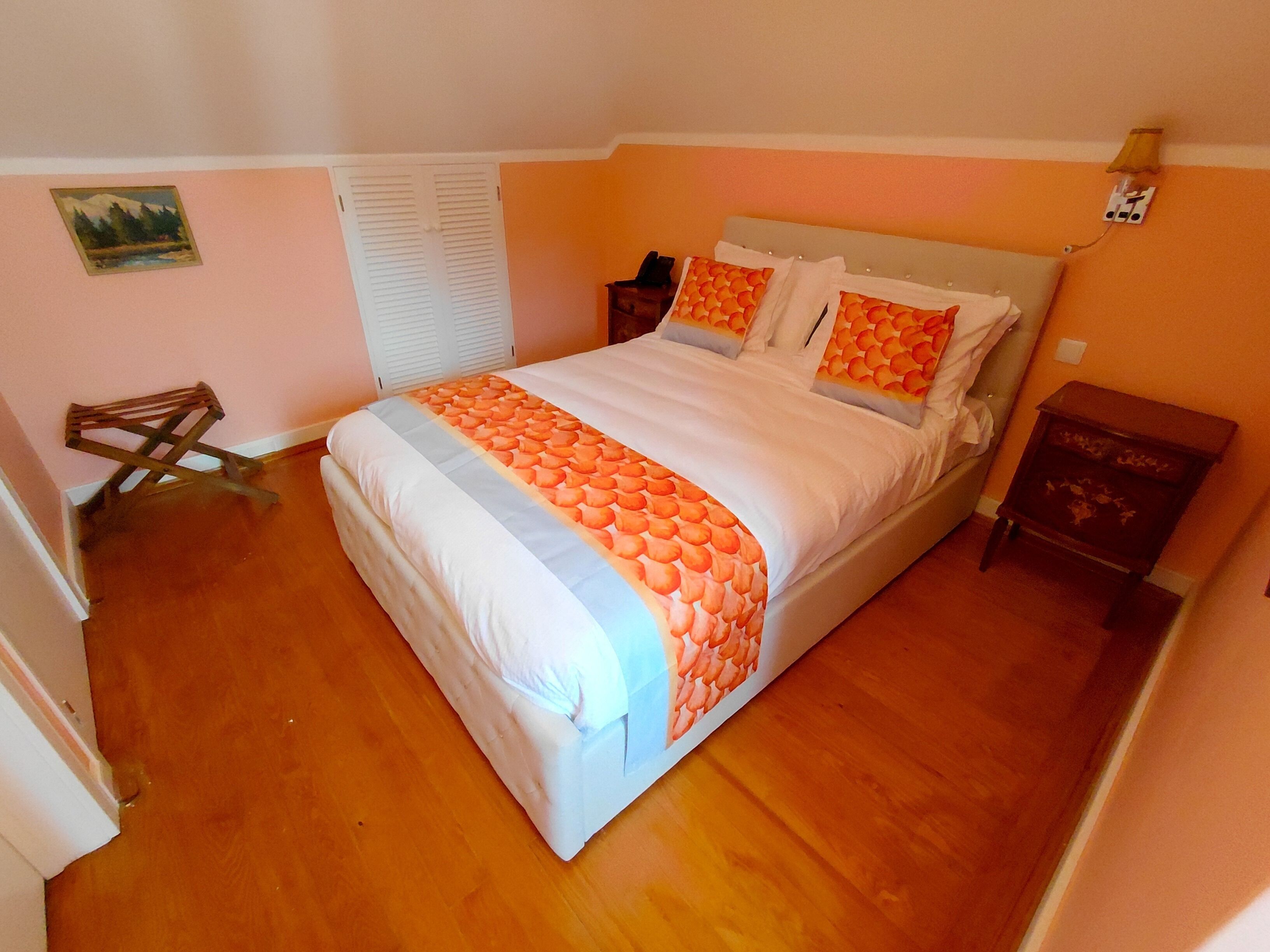 Tweepersoonskamer, uitzicht op heuvels