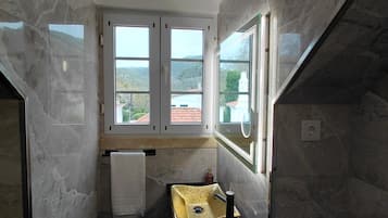 Deluxe-Doppelzimmer, Hügelblick | Badezimmer | Dusche, Regendusche, Haartrockner, Handtücher
