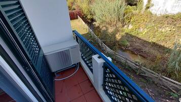 Superior tweepersoonskamer, balkon, uitzicht op rivier | Terrein van de accommodatie