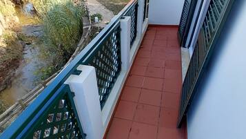 Superior tweepersoonskamer, balkon, uitzicht op rivier | Terrein van de accommodatie