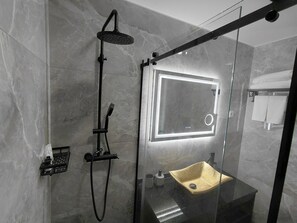 Shower, rainfall showerhead, hair dryer, towels - Estalagem De Colares (Sintra)