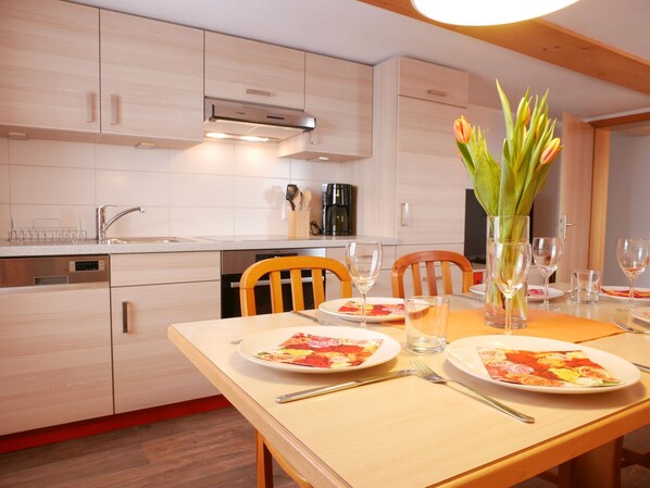 Réfrigérateur, un four, surface de cuisson, lave-vaisselle