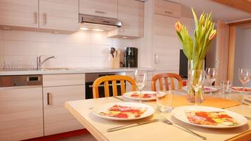 Frigorifero, forno, piano cottura, lavastoviglie