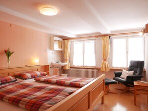 2 slaapkamers, een strijkplank/strijkijzer, wifi, beddengoed