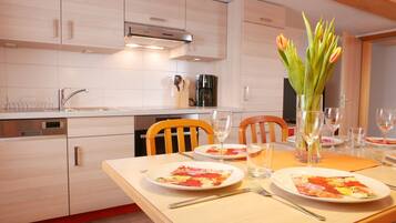 Fridge, oven, stovetop, dishwasher