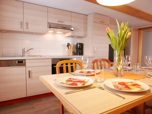 Fridge, oven, stovetop, dishwasher