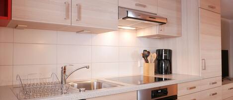 Kjøleskap, ovn, kokeplater og oppvaskmaskin