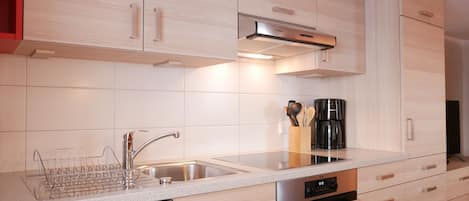 Kühlschrank, Ofen, Herdplatte, Geschirrspüler