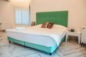 7 chambres, fer et planche à repasser, Wi-Fi, draps fournis